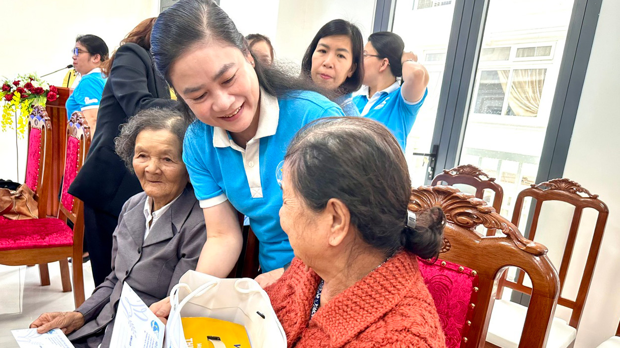Phó Chủ tịch Thường trực Hội LHPN Việt Nam thăm, tặng quà Mẹ Việt Nam anh hùng và gia đình chính sách tại Lâm Đồng