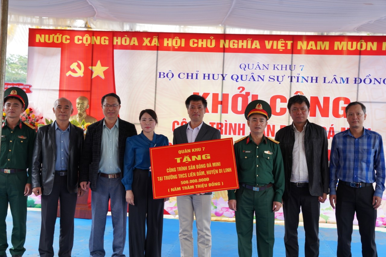 Quân khu 7 tài trợ xây dựng sân bóng đá mini tại huyện Di Linh