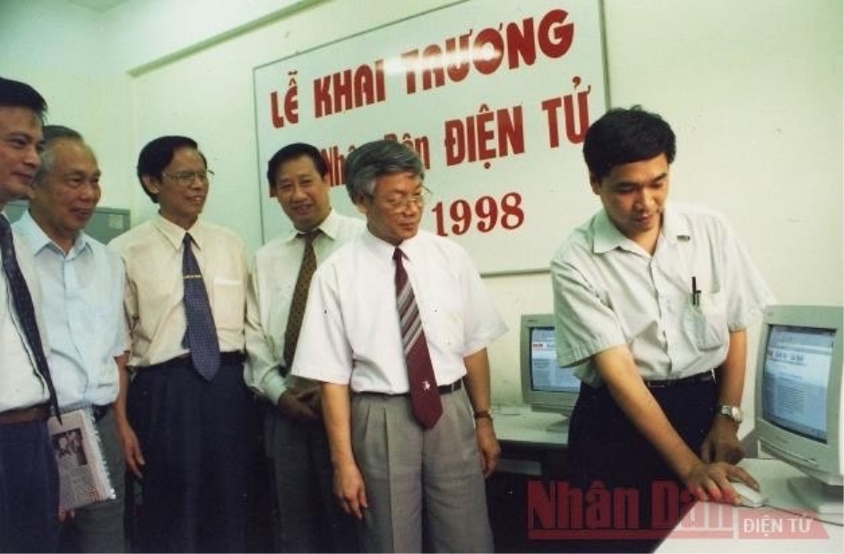 Đồng chí Nguyễn Phú Trọng, Ủy viên Bộ Chính trị kiểm tra dữ liệu phát báo trong ngày khai trương Báo Nhân Dân điện tử, 21-6-1998