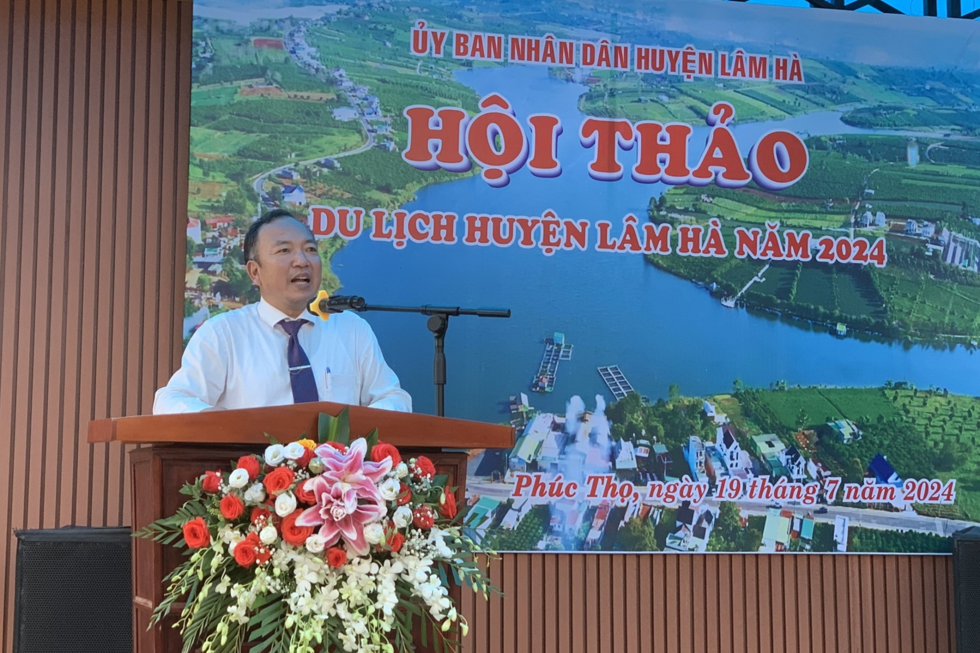 Ông Đinh Đức Chí - Phó Chủ tịch UBND huyện Lâm Hà phát biểu tại Hội thảo