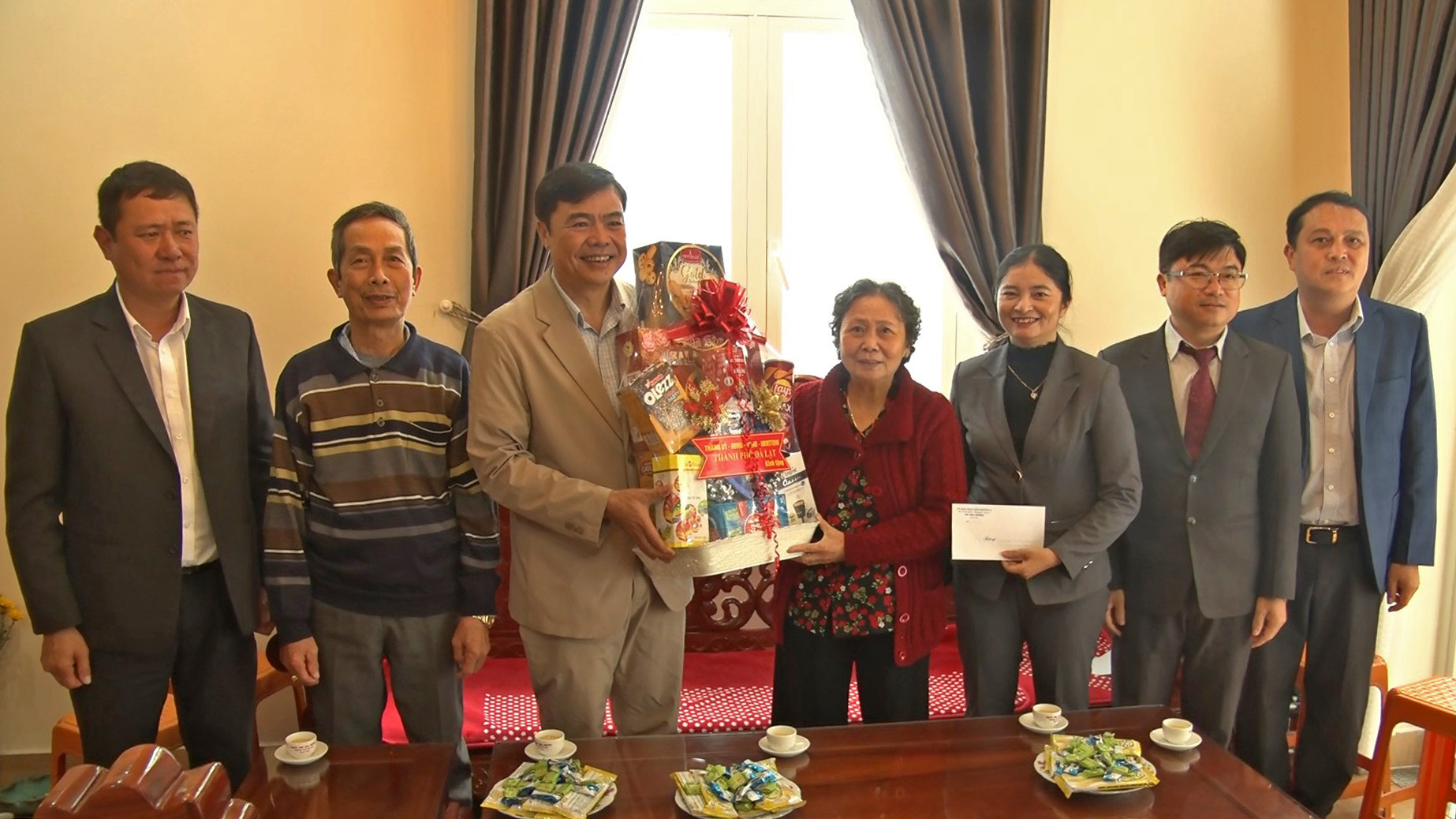 Bí thư Thành ủy Đà Lạt thăm, tặng quà gia đình chính sách