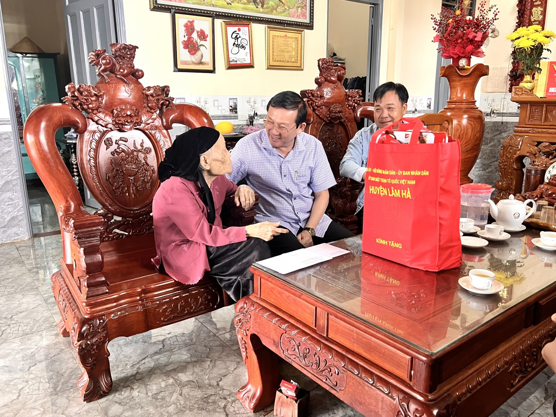 Đồng chí Nguyễn Văn Hoàng - Phó Bí thư Huyện ủy, Chủ tịch UBND huyện tặng quà cho 