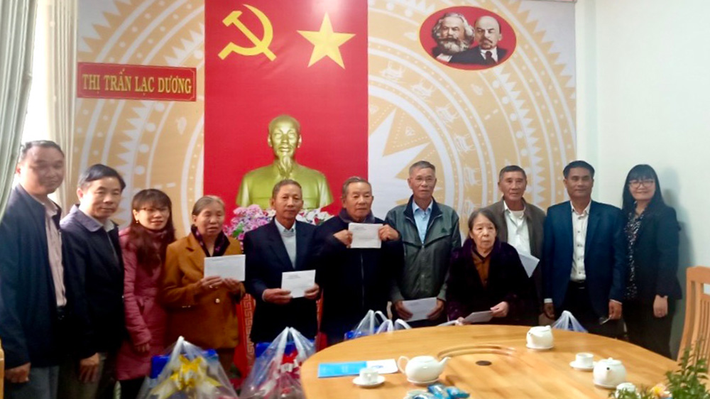 Đồng chí Ya Tiong - Phó Bí thư Thường trực Huyện ủy tặng quà các gia đình chính sách tiêu biểu trên địa bàn thị trấn Lạc Dương