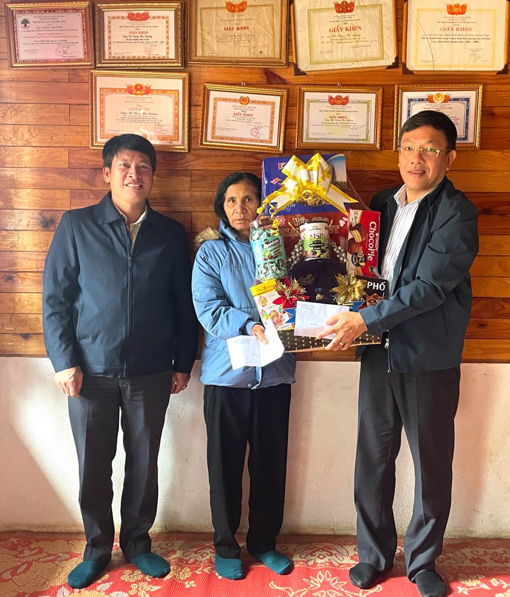 Đồng chí Bùi Thế - Phó Bí thư Huyện ủy, Chủ tịch UBND huyện thăm, tặng quà bà Kơ Să KXuông - người có công với cách mạng tại xã Đạ Chais