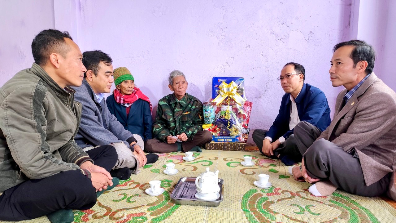 Đồng chí Sử Thanh Hoài - Bí thư Huyện ủy, Chủ tịch HĐND huyện thăm, tặng quà bệnh binh 2/3 Kơ Să Ha Tam - xã Đạ Chais