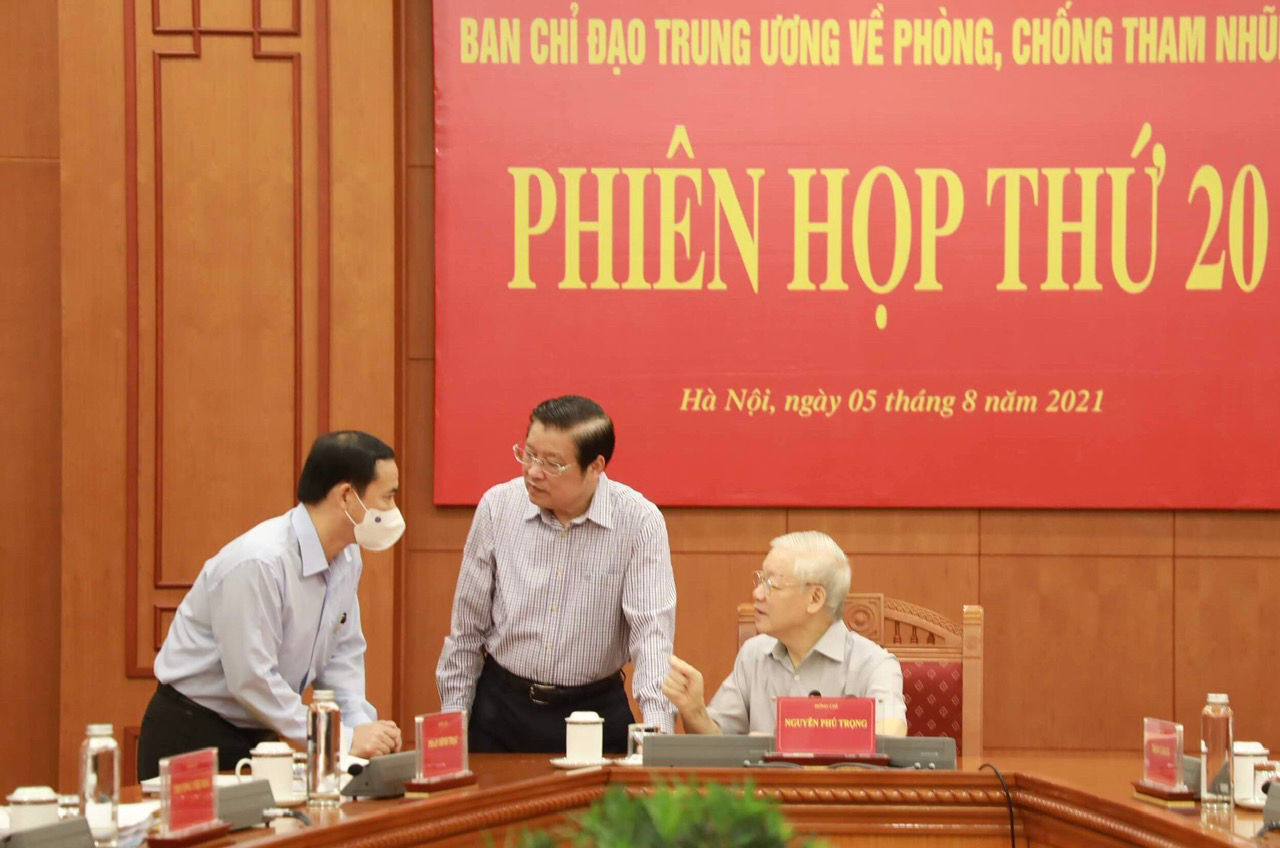 Tổng Bí thư Nguyễn Phú Trọng với đồng chí Phan Đình Trạc và đồng chí Nguyễn Thái Học trước giờ họp Ban Chỉ đạo tháng 8 /2021