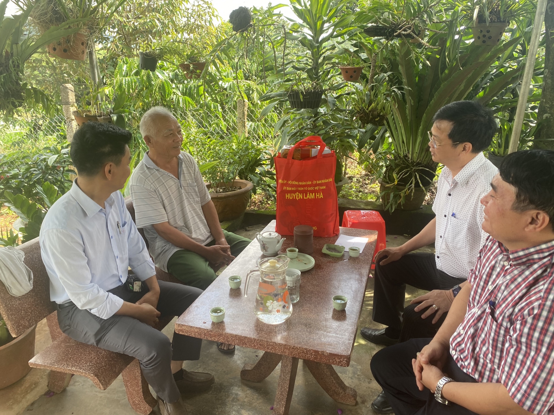 Lãnh đạo huyện Lâm Hà thăm, tặng quà các gia đình chính sách