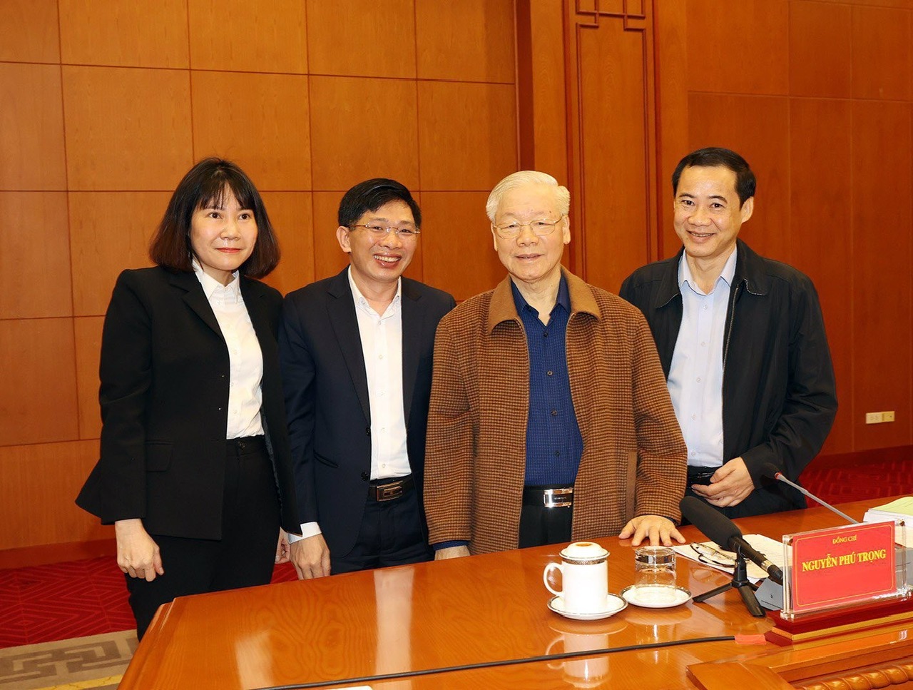 Tổng Bí thư Nguyễn Phú Trọng chụp hình lưu niệm với đồng chí Nguyễn Thái Học và các đại biểu