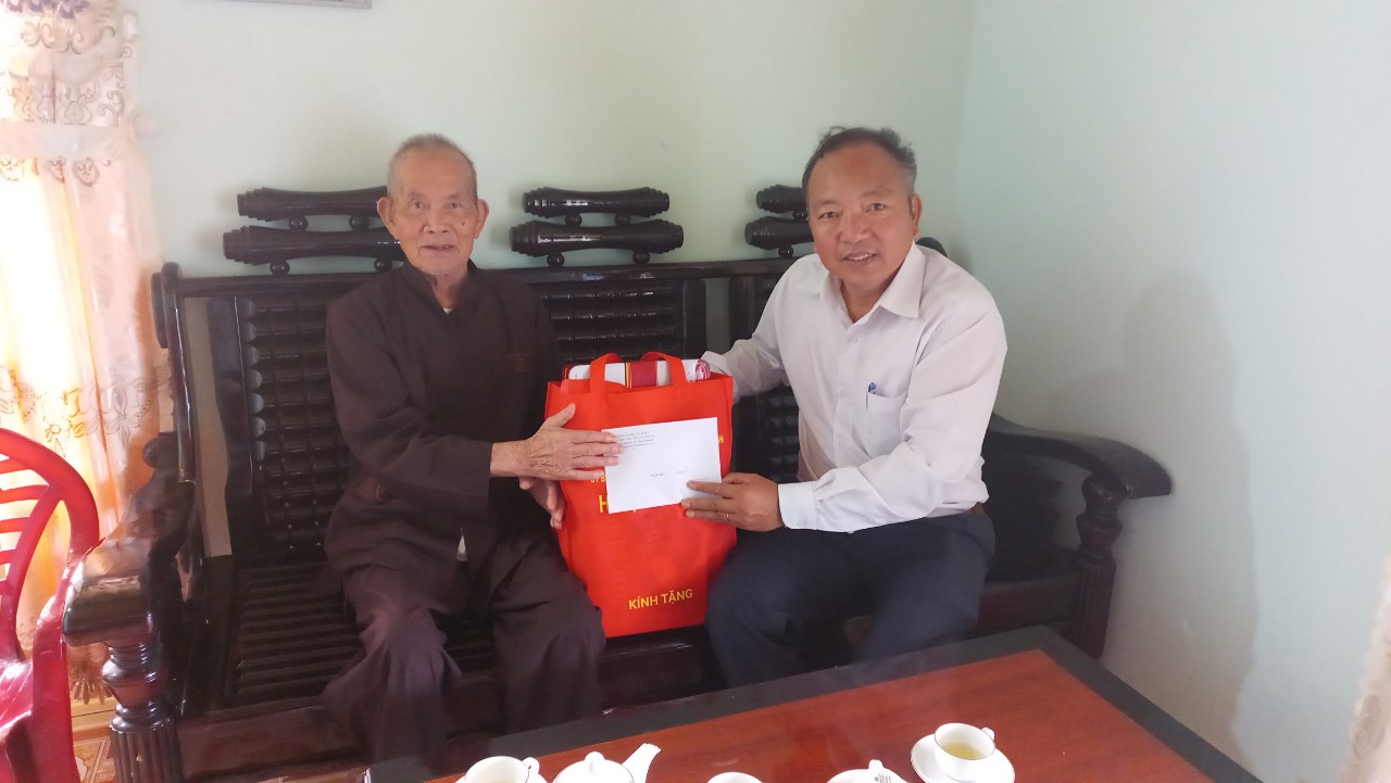 Đồng chí Đinh Đức Chí - Phó Chủ tịch UBND huyện tặng quà cho các gia đình chính sách, người có công trên địa bàn