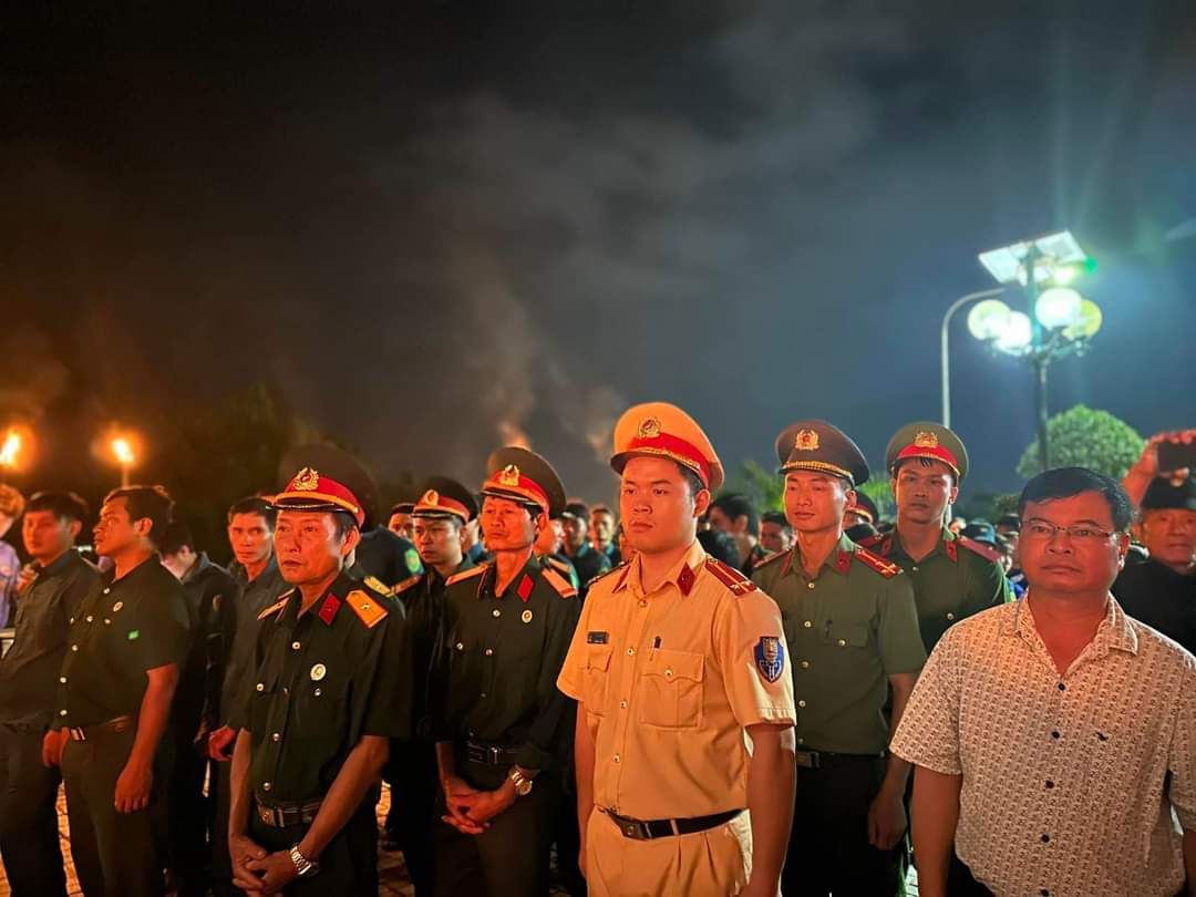 Lực lượng vũ trang huyện Lâm Hà tham dự lễ thắp nến tri ân