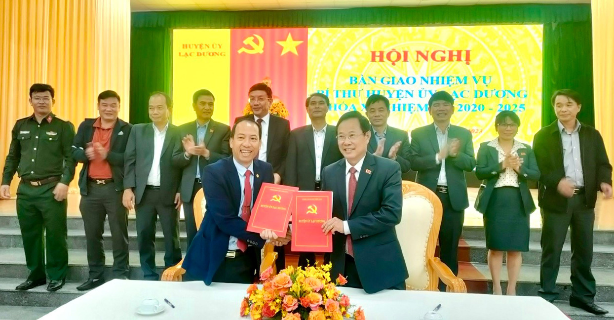 Đồng chí Sử Thanh Hoài - Bí thư Huyện ủy, Chủ tịch HĐND huyện Lạc Dương (bên trái) nhận bàn giao nhiệm vụ vào tháng 5/2023