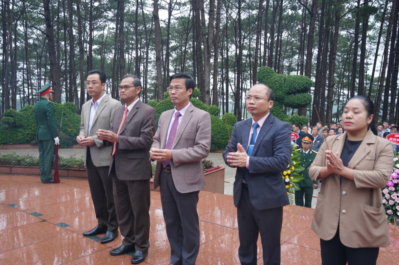 Lãnh đạo huyện Di Linh viếng Nghĩa trang Liệt sĩ nhân kỷ niệm 77 năm Ngày Thương binh - Liệt sĩ