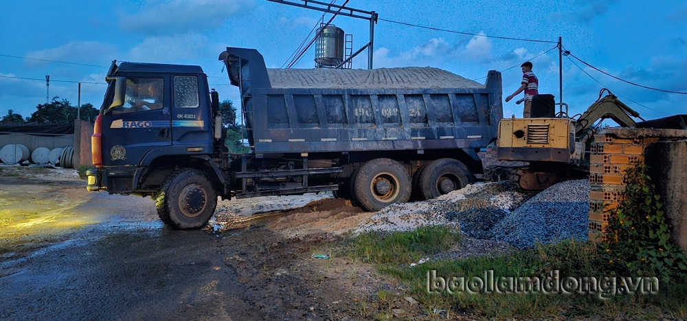 Xe đổ cát tại một điểm sản xuất cống bi, trụ bê tông trên đường hẻm Lê Phụng Hiểu (phường Lộc Tiến) vào chiều tối 7/8