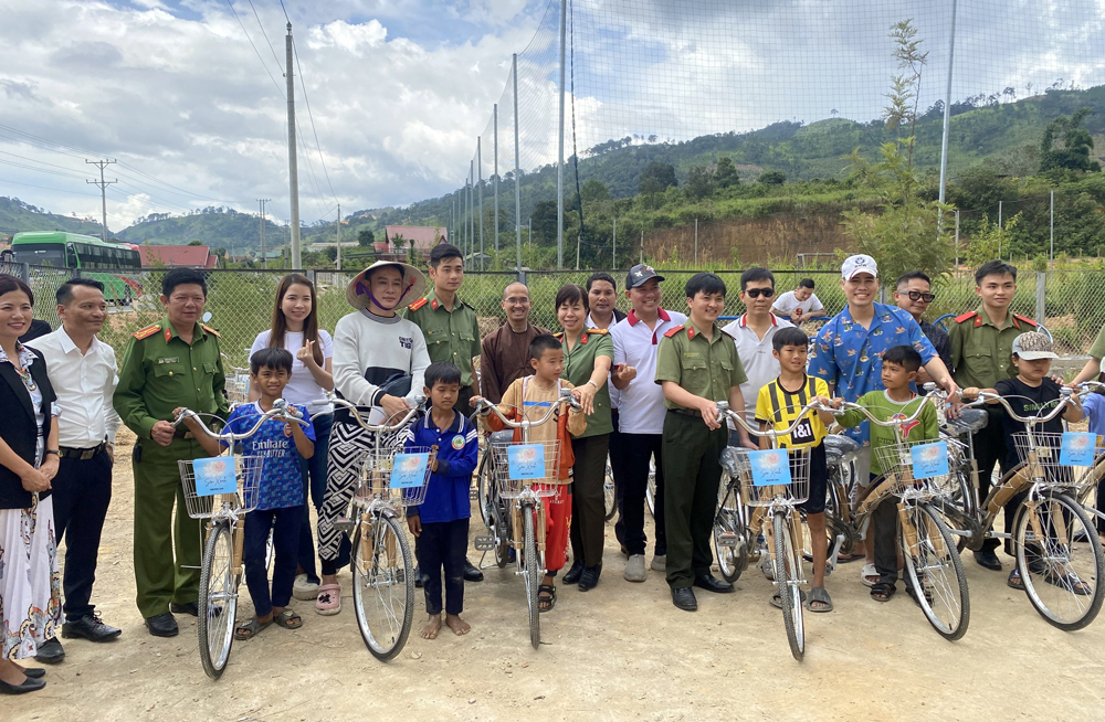 Công an tỉnh trao tặng xe đạp cho học sinh và quà cho đồng bào DTTS ở Lạc Dương