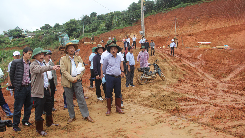 Chủ tịch UBND tỉnh Lâm Đồng Trần Văn Hiệp kiểm tra hiện trường nứt sụt đất quanh dự án hồ chứa nước Đông Thanh