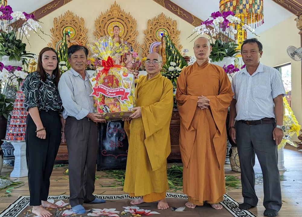 Đức Trọng: Thăm, tặng quà các cơ sở Phật giáo nhân dịp lễ Vu lan