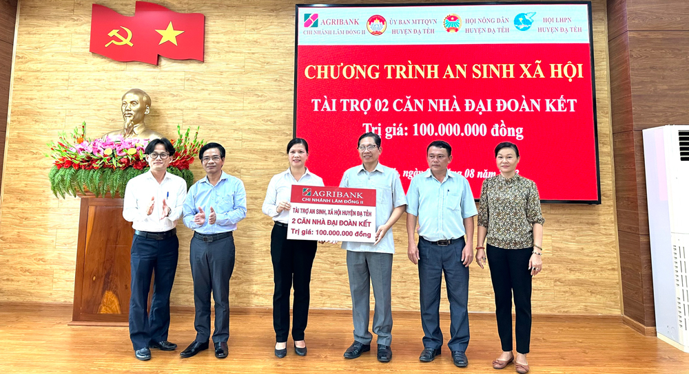 Agribank chi nhánh Lâm Đồng II hỗ trợ kinh phí xây dựng nhà đại đoàn kết và mua thiết bị y tế tại Đạ Tẻh