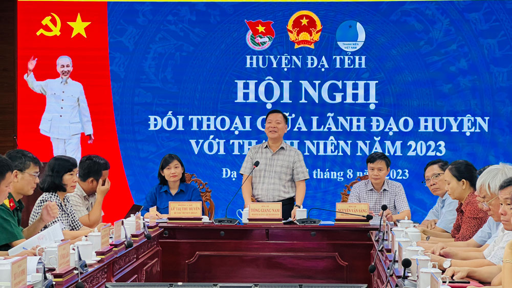 Lãnh đạo huyện Đạ Tẻh đối thoại với thanh niên
