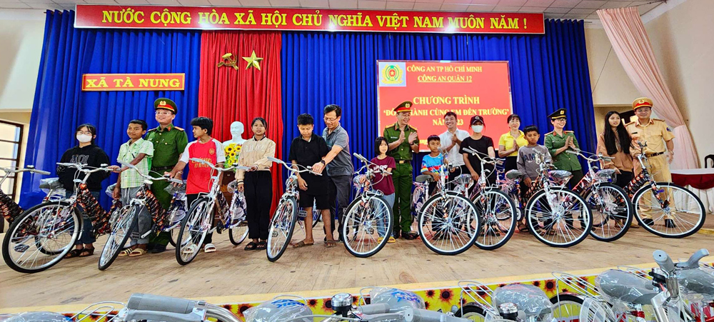 Công an TP Hồ Chí Minh trao tặng 30 xe đạp cho học sinh xã Tà Nung