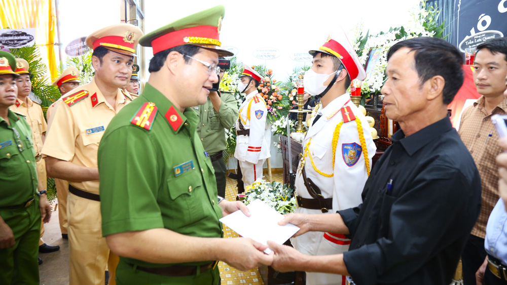 Thêm các nguồn hỗ trợ giúp gia đình 3 cán bộ, chiến sĩ và 1 người dân tử vong trong vụ sạt lở đất tại đèo Bảo Lộc