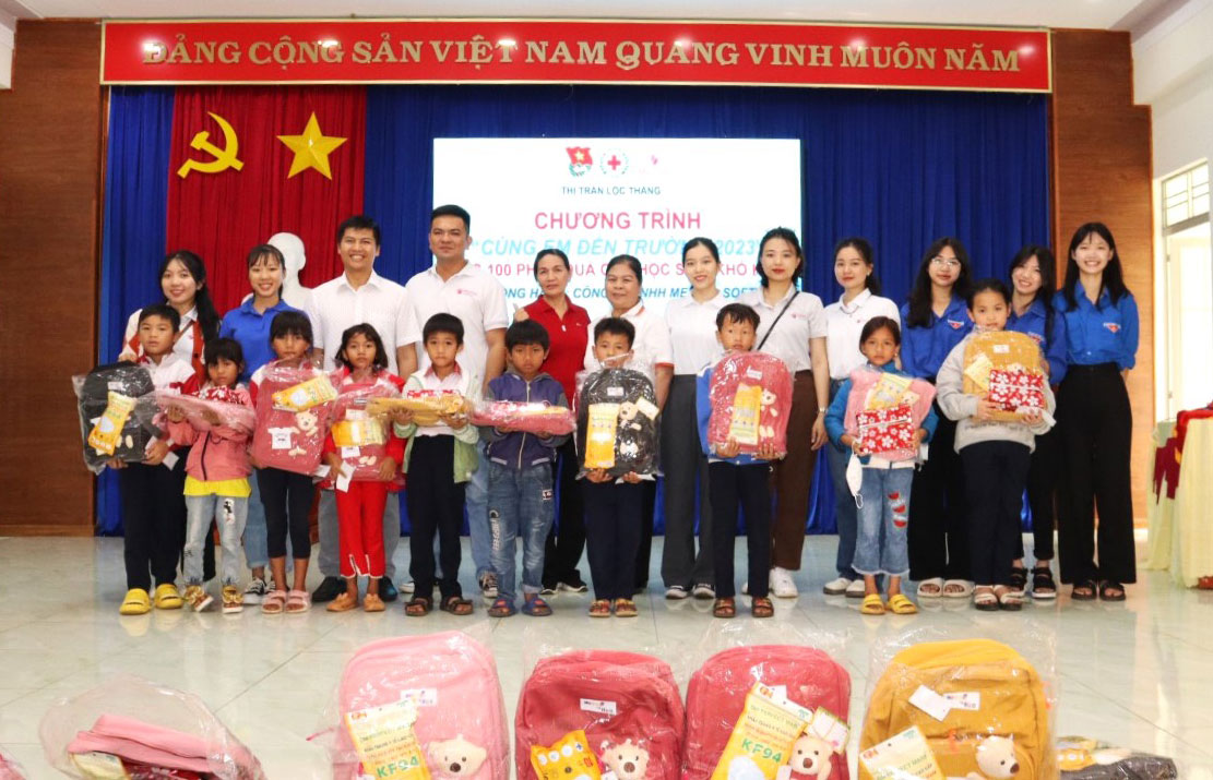 Bảo Lâm: Trao tặng 100 phần quà cho học sinh khó khăn chuẩn bị năm học mới