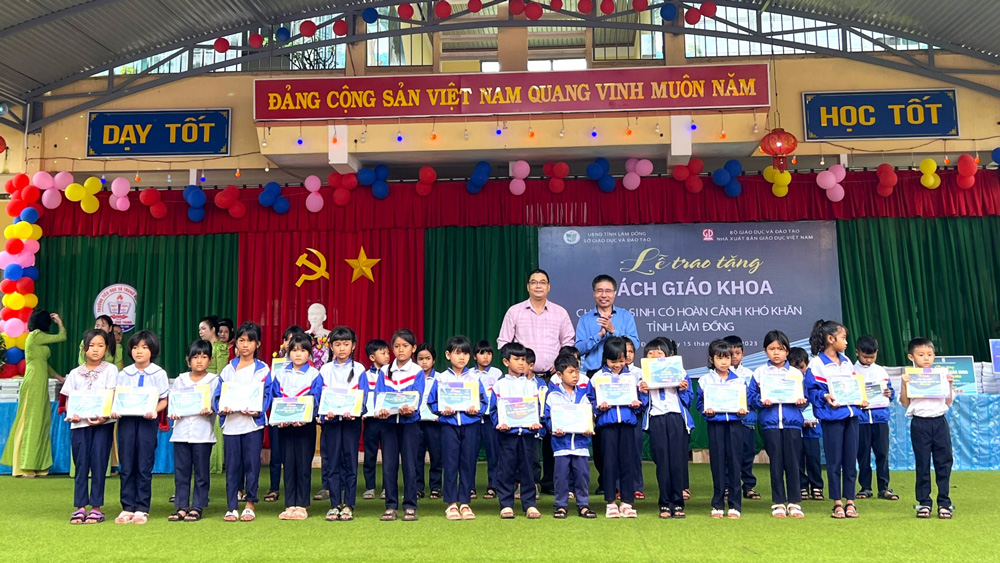 Trao tặng hơn 2.000 bộ sách giáo khoa cho học sinh khó khăn huyện Bảo Lâm