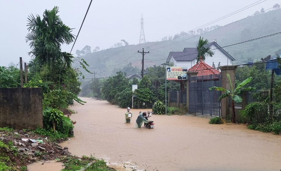 Bảo Lộc: Mưa lớn kéo dài, nhiều nơi ngập lụt