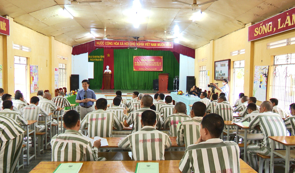 Tổ chức giáo dục pháp luật và tư vấn việc làm cho phạm nhân tại trại giam Đại Bình