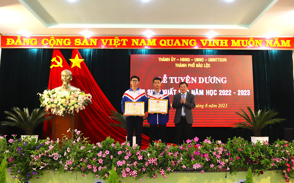 Bảo Lộc: Tuyên dương học sinh đạt thành tích xuất sắc trong năm 2022 – 2023