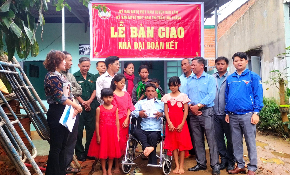 Bảo Lâm: Bàn giao nhà đại đoàn kết cho hộ nghèo đồng bào dân tộc thiểu số
