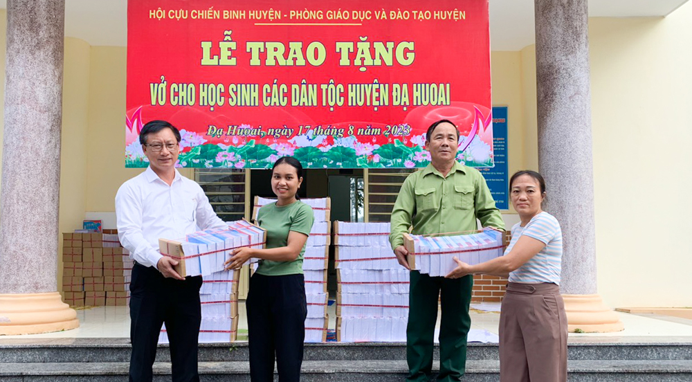 Đạ Huoai: Tặng 9.000 quyển vở cho học sinh vùng xa