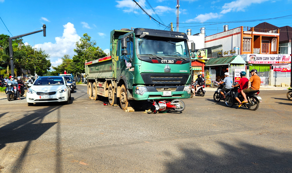Bảo Lộc: Xe ben va chạm với xe máy khiến người phụ nữ tử vong