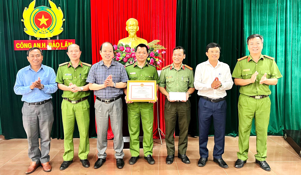 Lãnh đạo Bảo Lâm khen thưởng đột xuất Công an huyện