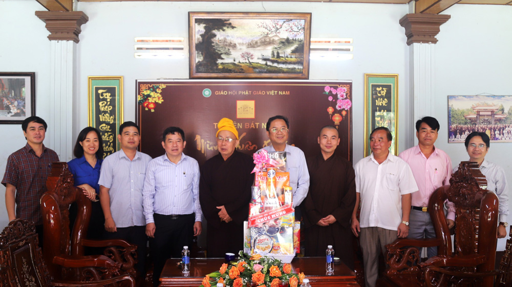 Lãnh đạo TP Bảo Lộc thăm, tặng quà các cơ sở Phật giáo nhân dịp lễ Vu lan