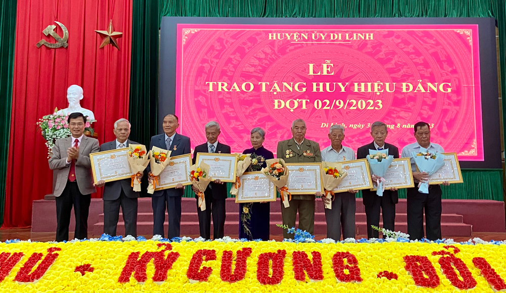 Di Linh: Trao tặng Huy hiệu Đảng cho 44 đảng viên