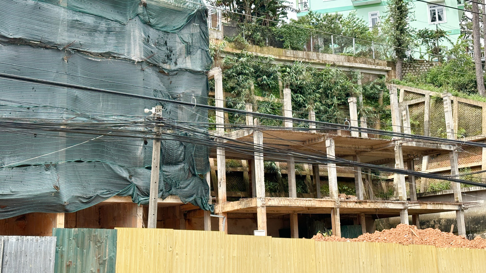 Đà Lạt: Tạm đình chỉ công trình “khoét núi” xây nhà ở