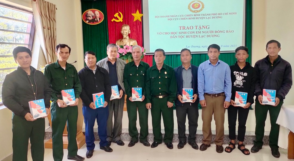 Trao tặng 9.000 tập vở cho học sinh dân tộc thiểu số huyện Lạc Dương