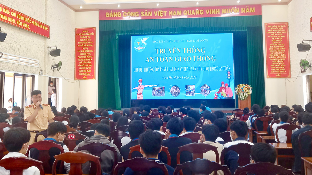 Truyền thông an toàn giao thông cho cán bộ, hội viên phụ nữ, giáo viên và học sinh huyện Lâm Hà