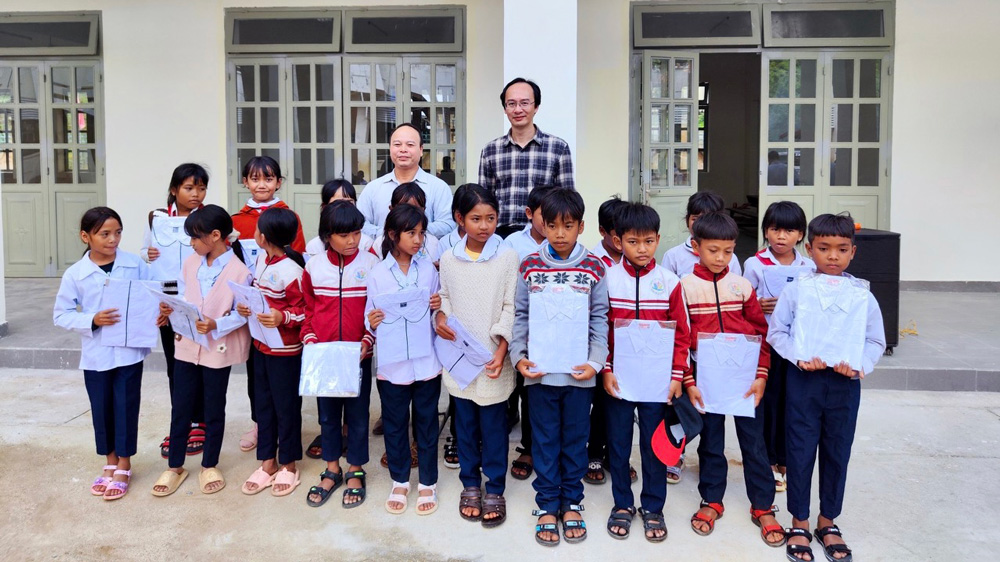 Trường Đại học Yersin Đà Lạt trao tặng Áo trắng yêu thương cho học sinh nghèo vùng sâu vùng xa