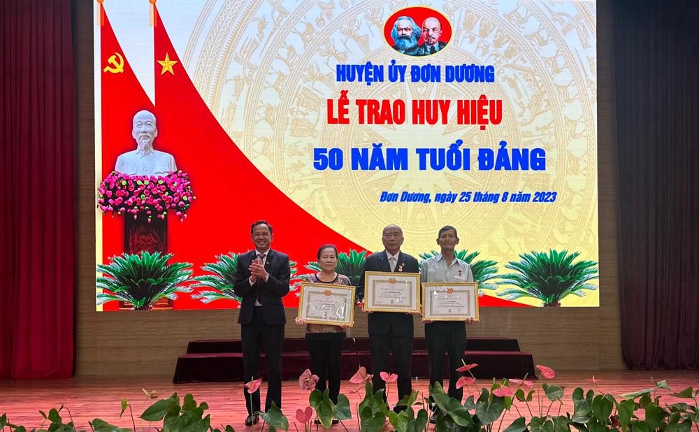 Đơn Dương: Trao huy hiệu Đảng đợt 2/9 cho 31 đảng viên