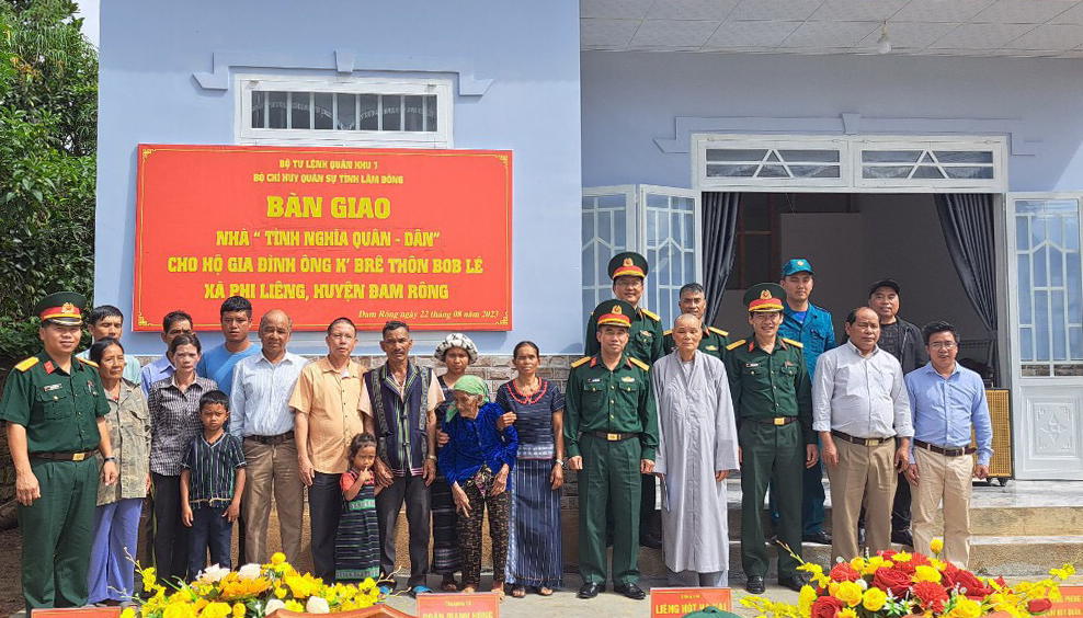 Bàn giao Nhà tình nghĩa quân – dân tại huyện Đam Rông