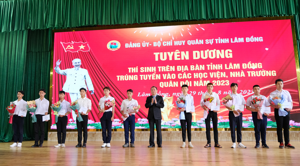 Bộ CHQS tỉnh: Tuyên dương thí sinh trúng tuyển vào các học viện, nhà trường Quân đội năm 2023