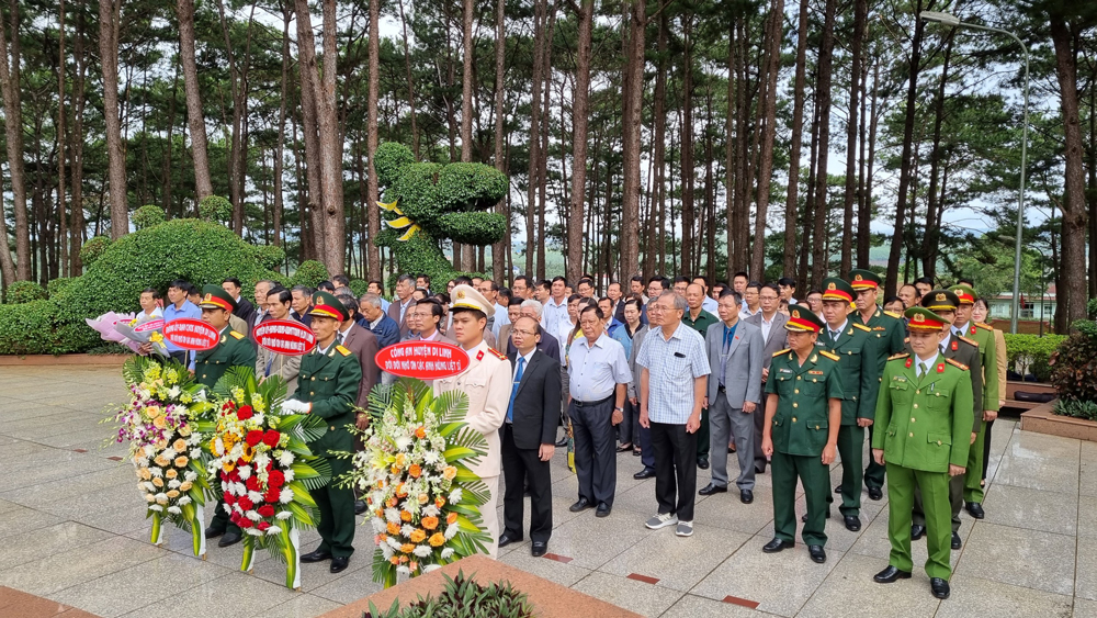 Huyện Di Linh tổ chức viếng Đài tưởng niệm liệt sỹ