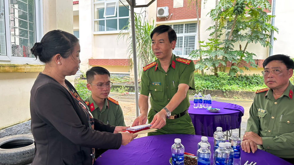 Công an Lâm Đồng hỗ trợ 50 triệu đồng cho gia đình công dân gặp nạn trong vụ sạt lở đèo Bảo Lộc