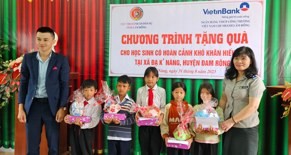 Tặng 60 phần quà cho học sinh nghèo, gia đình chính sách tại huyện Đam Rông