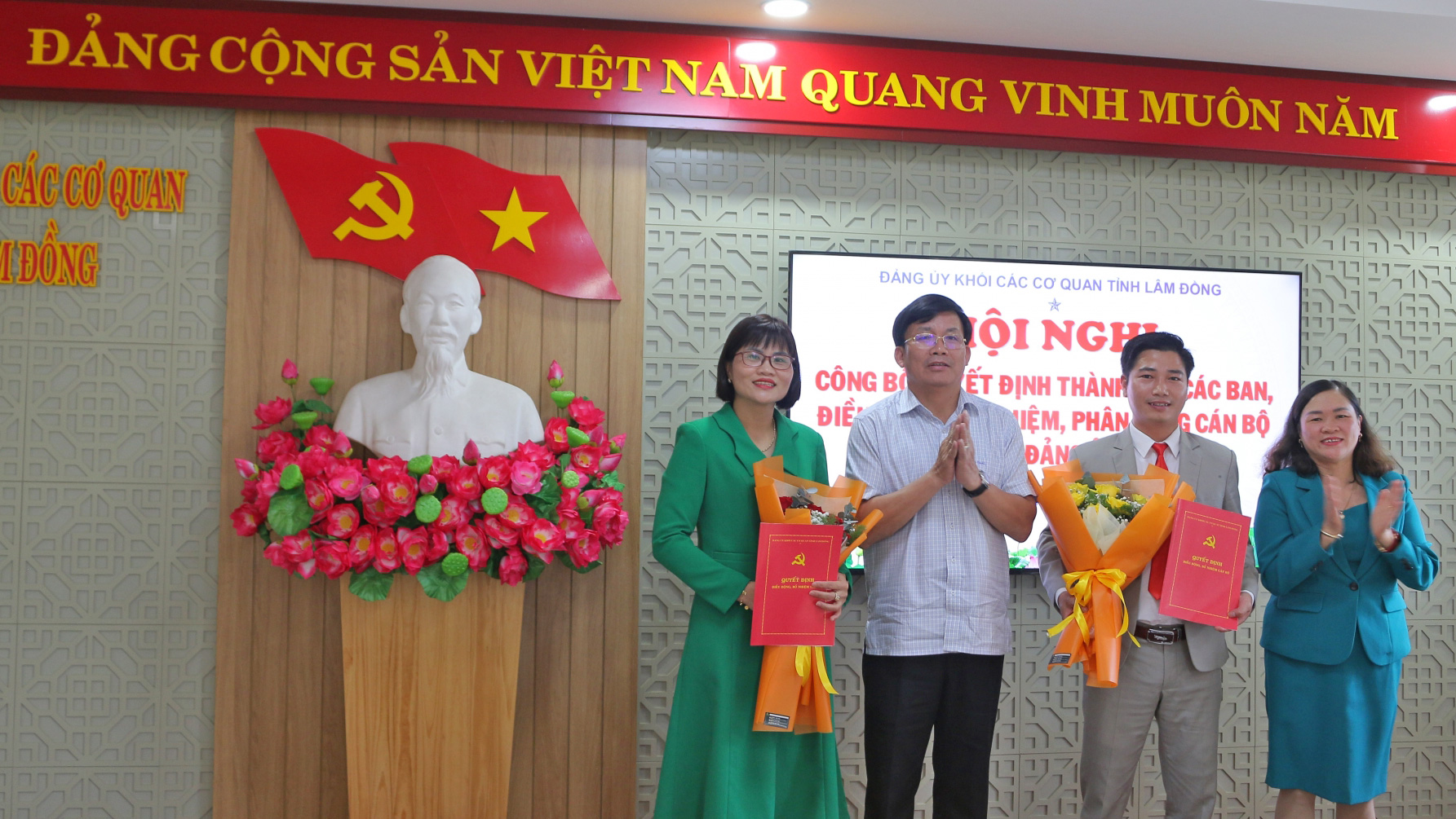 Đồng chí Hoàng Thanh Hải - Bí thư Đảng ủy Khối các cơ quan tỉnh và đồng chí Nguyễn Thị Phương Thảo - Phó Bí thư Thường trực Đảng ủy Khối trao quyết định thành thành lập các ban tham mưu giúp việc thuộc Đảng ủy Khối