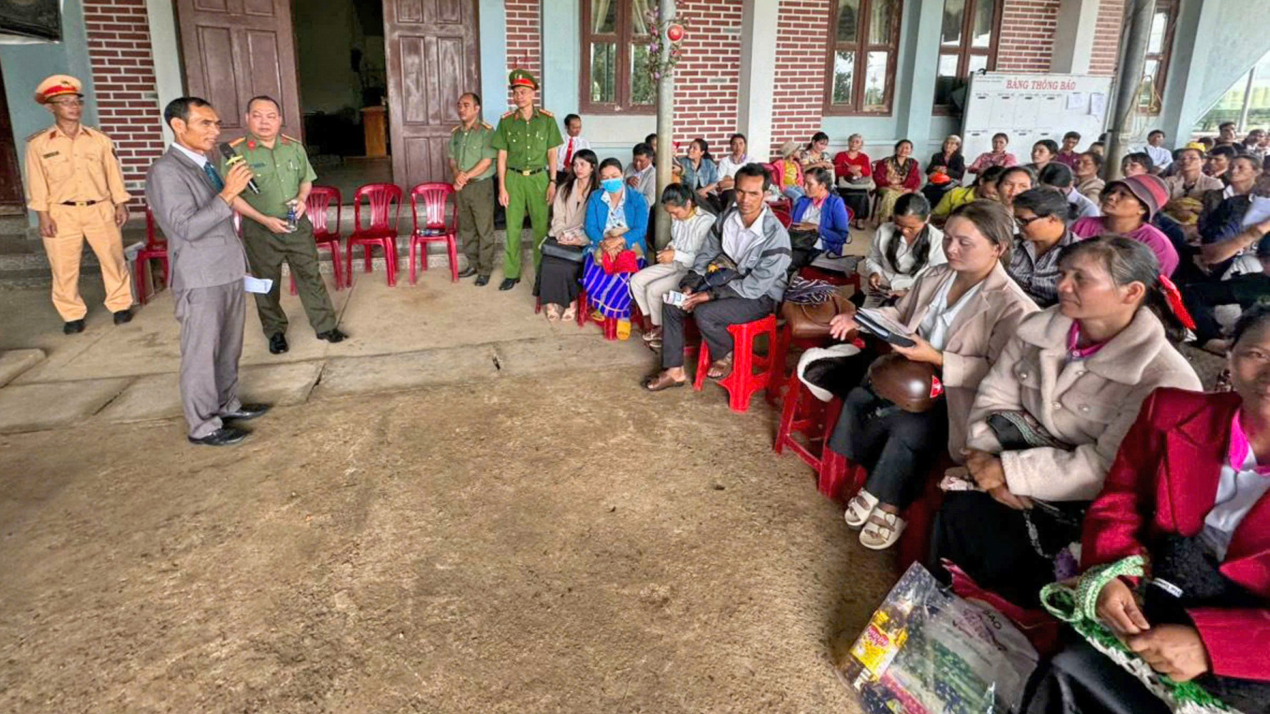 Lâm Hà: Hơn 300 người tham gia tuyên truyền, phổ biến pháp luật về trật tự an toàn giao thông