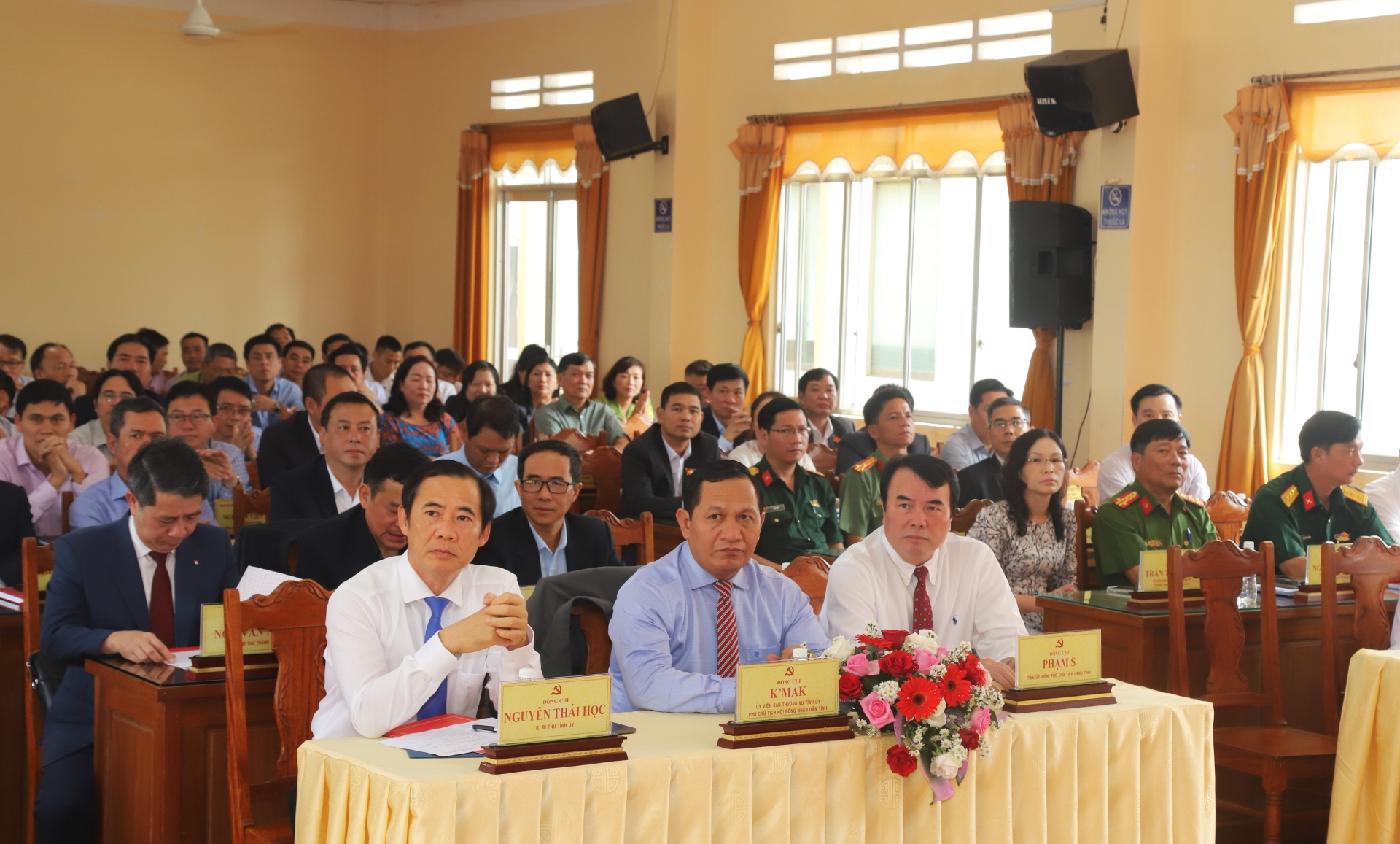 Đồng chí Nguyễn Thái Học - Quyền Bí thư Tỉnh ủy Lâm Đồng cùng các đồng chí lãnh đạo tỉnh dự hội nghị