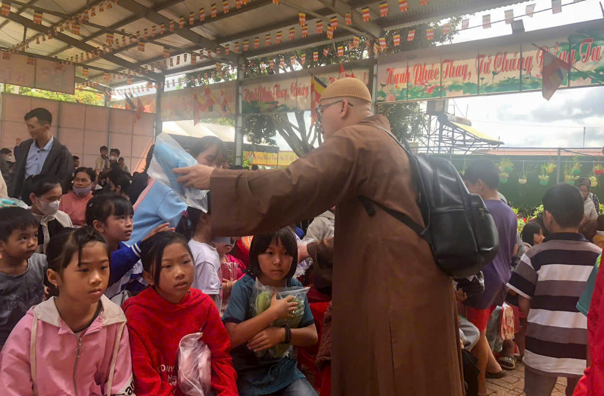 Trao quà cho các em thiếu nhi