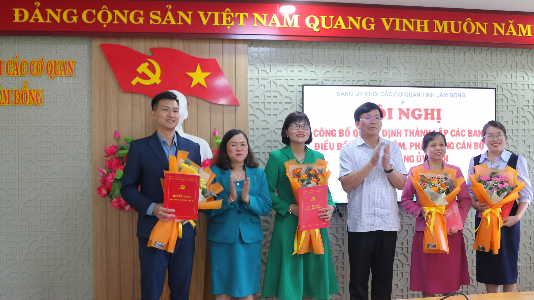 Đồng chí Hoàng Thanh Hải - Bí thư Đảng ủy Khối các cơ quan tỉnh và đồng chí Nguyễn Thị Phương Thảo - Phó Bí thư Thường trực Đảng ủy Khối trao quyết định điều động, bổ nhiệm chức danh Ban Tổ chức Đảng ủy Khối